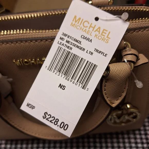 Michael Kors Ciara Medium Messenger - Picture 6 of 6